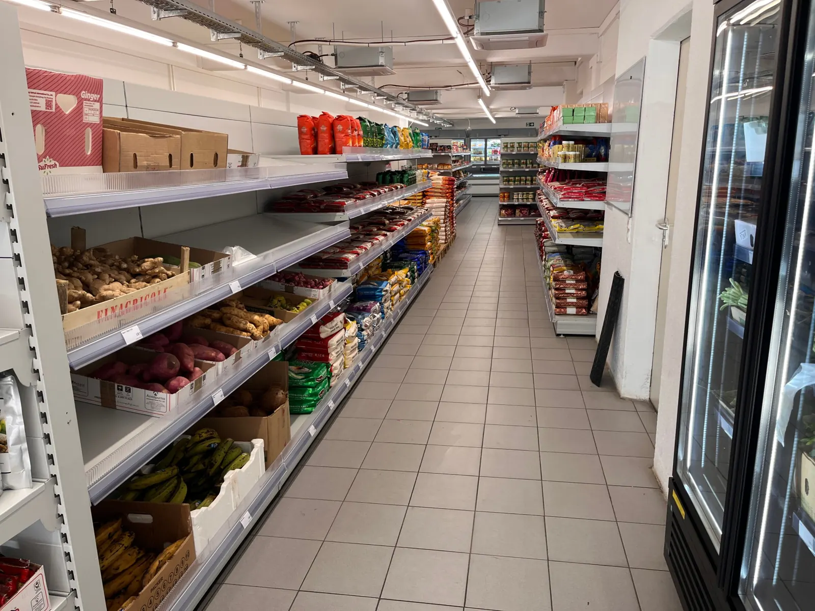 Frisches Gemüse: Ingwer, Süßkartoffeln, Kochbananen